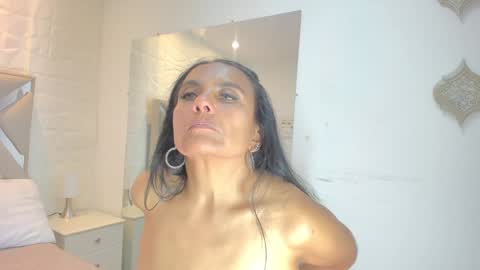Raquel Moore  online show from 4, 1, 2025