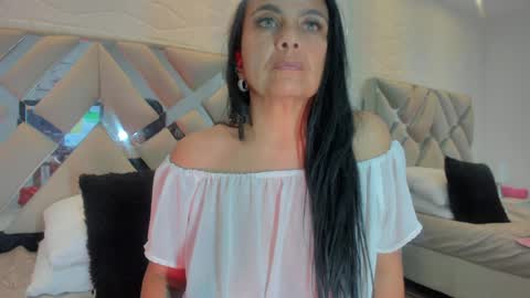Raquel Moore  online show from 23, 1, 2025