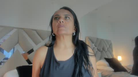 Raquel Moore  online show from 30, 1, 2025