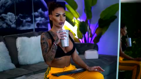 Raquelle online show from 11, 10, 2025