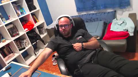 ravingr3d3 online show from 7, 5, 2026