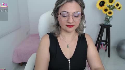 Snapshot of rebeca_milf chatting on 18, 9, 2025 REBECA online show from 18, 9, 2025