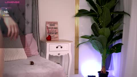 Rebecca online show from 25, 3, 2026