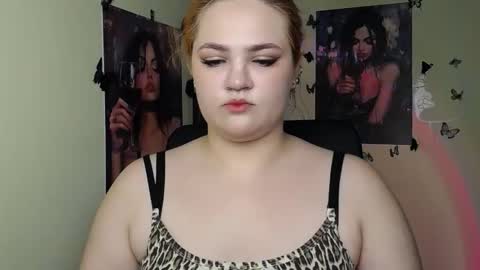 Snapshot of redhotqueen1 chatting on 29, 5, 2026 Rina online show from 29, 5, 2026