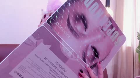 Snapshot of redmeloddy chatting on 2, 2, 2025 Meloddy online show from 2, 2, 2025