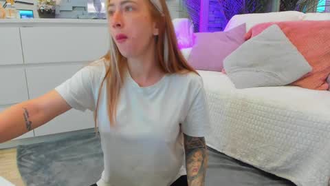 Snapshot of reina_cummings chatting on 8, 6, 2026 reina cummings online show from 8, 6, 2026