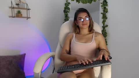 Snapshot of rem_evans chatting on 15, 12, 2024 Erika online show from 15, 12, 2024