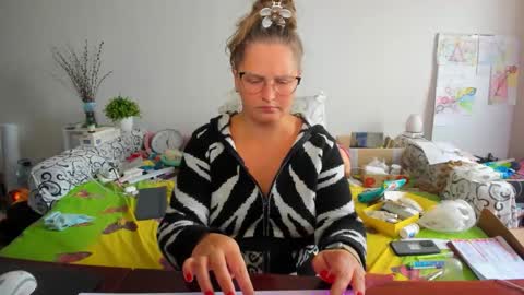 Anna - not anna - right Anna  online show from 4, 11, 2025