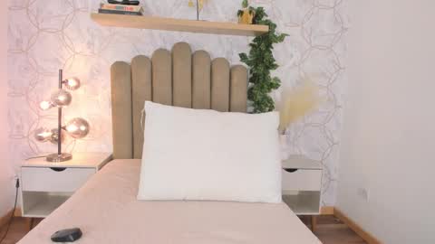 Snapshot of roma_love_ chatting on 23, 10, 2025 online show from 23, 10, 2025