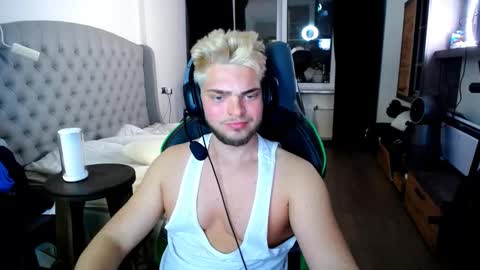 Snapshot of romantic_twunk chatting on 27, 10, 2025 romantic_twunk online show from 27, 10, 2025