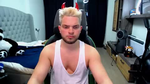 Snapshot of romantic_twunk chatting on 5, 11, 2025 romantic_twunk online show from 5, 11, 2025