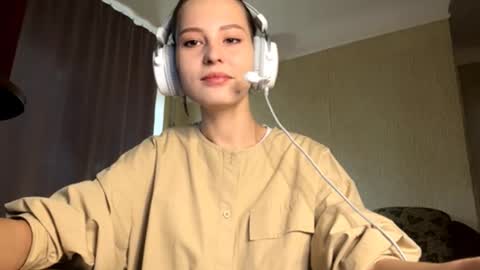 Snapshot of rosaliabugge chatting on 3, 10, 2025 Mia online show from 3, 10, 2025