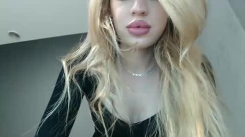 Snapshot of rosaline_ly chatting on 2, 11, 2025 Rosalina online show from 2, 11, 2025