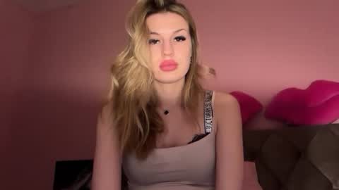 Snapshot of rosaline_ly chatting on 13, 12, 2025 Rosalina online show from 13, 12, 2025