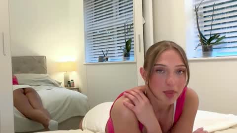 Snapshot of rosebella_ chatting on 17, 10, 2025 Bella  online show from 17, 10, 2025