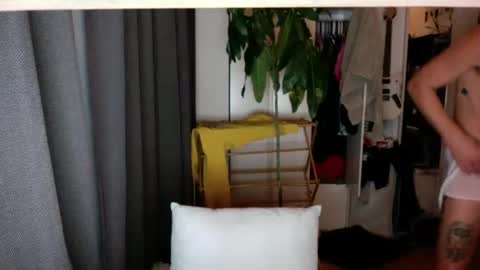 Snapshot of rosscollab chatting on 17, 11, 2025 RossCollab online show from 17, 11, 2025