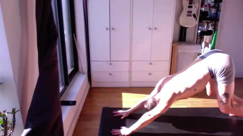 Snapshot of rosscollab chatting on 22, 12, 2025 RossCollab online show from 22, 12, 2025