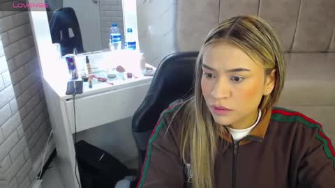 Snapshot of rosse_jeane_v chatting on 23, 12, 2025 rosse jeane v online show from 23, 12, 2025