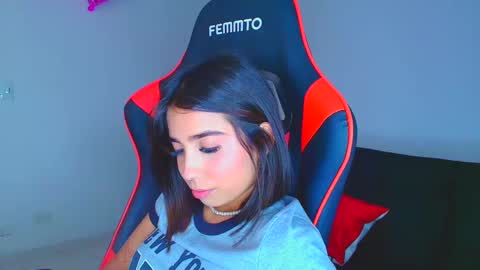 Snapshot of rousse_violet chatting on 8, 9, 2025 rousse_violet online show from 8, 9, 2025