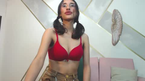 Snapshot of roxana_cyrano chatting on 19, 2, 2025 online show from 19, 2, 2025
