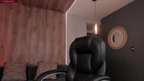 Snapshot of roxannehill_ chatting on 1, 12, 2025 Roxanne Hill online show from 1, 12, 2025