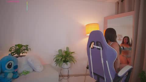 Snapshot of roxie_gates chatting on 2, 5, 2026 R O X I E online show from 2, 5, 2026