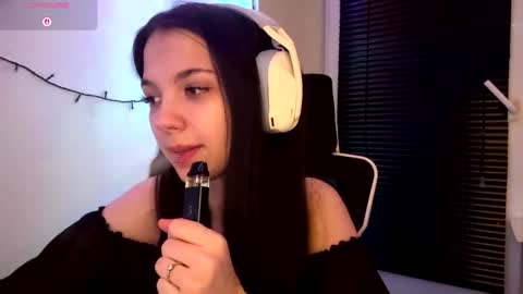 Snapshot of roxiepiurkowski chatting on 5, 3, 2026 Hana online show from 5, 3, 2026