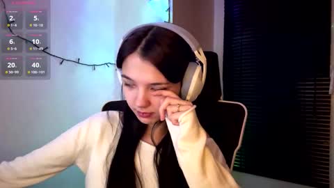 Snapshot of roxiepiurkowski chatting on 6, 3, 2026 Hana online show from 6, 3, 2026