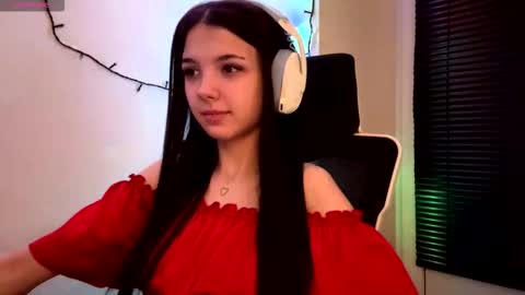 Snapshot of roxiepiurkowski chatting on 12, 3, 2026 Hana online show from 12, 3, 2026