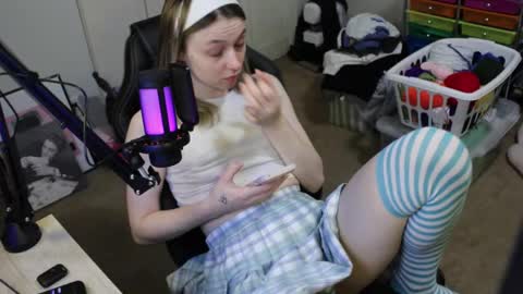 Snapshot of roxiethefox chatting on 29, 10, 2025 roxie online show from 29, 10, 2025