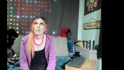 roxihazeleyes online show from 11, 9, 2025