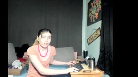 roxihazeleyes online show from 6, 3, 2026