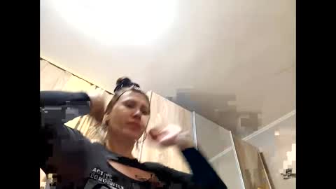 Snapshot of roxolanaa_sexy chatting on 1, 4, 2026 ROXOLANAA SEXY online show from 1, 4, 2026