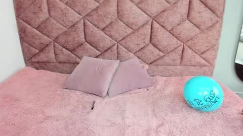 roxy_jones_ online show from 2, 2, 2025