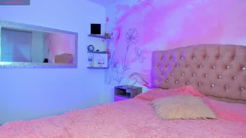 roxy_jones_ online show from 4, 3, 2025