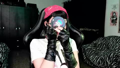 Roxy Independient model Help me to reach 50 thumbs up online show from 16, 1, 2026