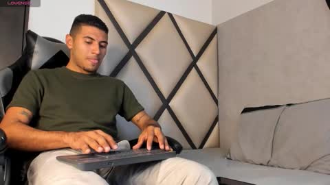 Snapshot of roy_29_ chatting on 3, 10, 2025 Roy online show from 3, 10, 2025