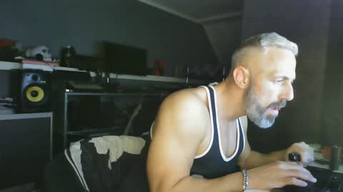 Snapshot of ruffi77 chatting on 19, 1, 2025 Chico que rico Caliente online show from 19, 1, 2025