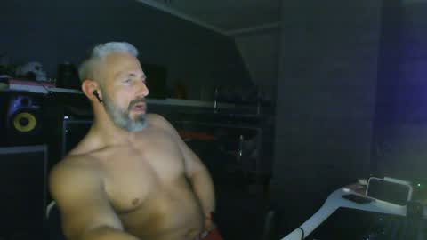 Snapshot of ruffi77 chatting on 4, 2, 2025 Chico que rico Caliente online show from 4, 2, 2025