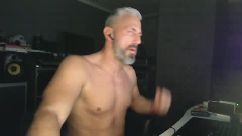 Snapshot of ruffi77 chatting on 4, 2, 2025 Chico que rico Caliente online show from 4, 2, 2025