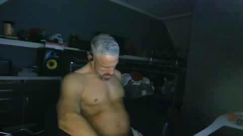 Snapshot of ruffi77 chatting on 4, 2, 2025 Chico que rico Caliente online show from 4, 2, 2025
