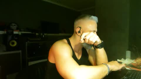 Snapshot of ruffi77 chatting on 15, 10, 2025 Chico que rico Caliente online show from 15, 10, 2025