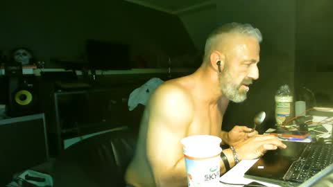 Chico que rico Caliente online show from 9, 4, 2026
