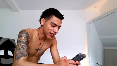 Snapshot of russell_adams_ chatting on 22, 10, 2025 R U S S E L L online show from 22, 10, 2025