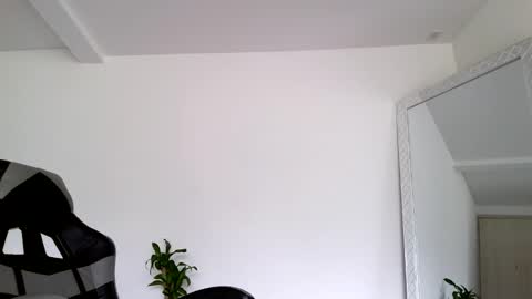 Snapshot of russell_adams_ chatting on 23, 10, 2025 R U S S E L L online show from 23, 10, 2025