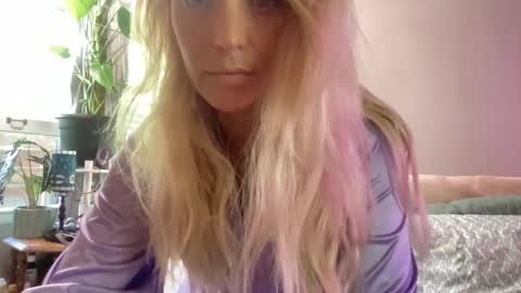KumKitten online show from 8, 10, 2025