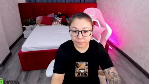 Snapshot of sabrina_sven chatting on 9, 3, 2026 GMT7TueWedThuFriSatSun 0100am-0700am online show from 9, 3, 2026