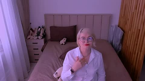 Sabrina MacMarren online show from 1, 6, 2026