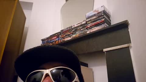 Snapshot of sakssirioun chatting on 12, 4, 2026 Cluuter online show from 12, 4, 2026