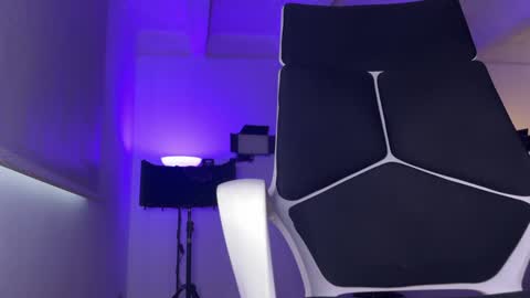 Sam Dornan online show from 2, 1, 2025